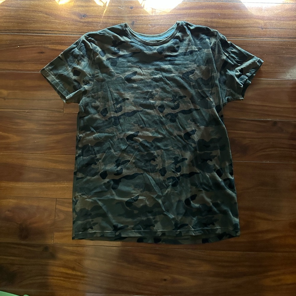 Men’s old navy camo green t shirt size medium